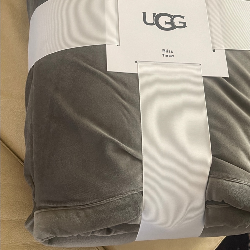 UGG Bliss Throw Blanket  color gray silver - Picture 4 of 12